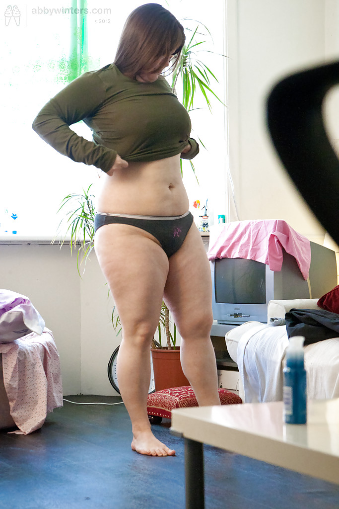 Fatty Kayla T pulls on underwear after modelling in the nude porno fotoğrafı #424676781