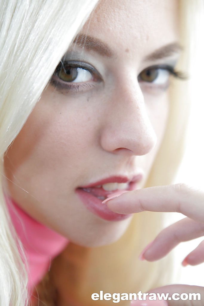 Stunning blonde pornstar Jessie Volt posing fully clothed in high heels Porno-Foto #423573756