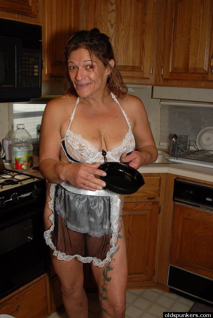 Granny Ivee showing off tattoos and shaved mature vagina in kitchen foto porno #423855520