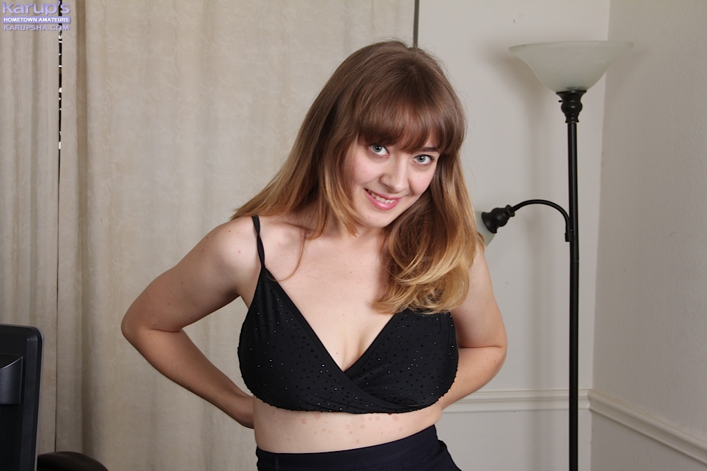 Glassed adorned teen chick Emily Johnson making nude modeling debut ポルノ写真 #424828642