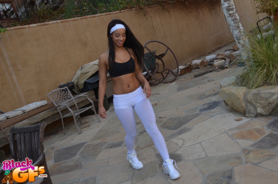 950px x 629px - Flexible Amateur Latina Cutie Teanna Trump Works Out In Yoga Pants Outdoors  - R18hub