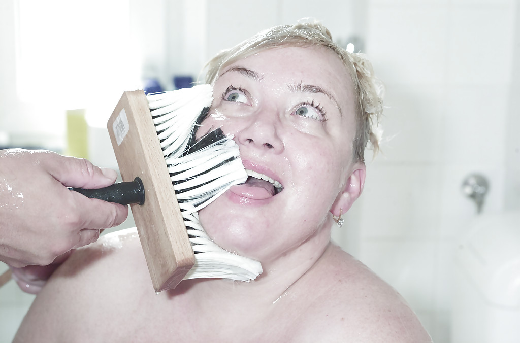 Euro SSBBW pornstar taking cumshot on face in bath after hardcore fisting foto pornográfica #427075788