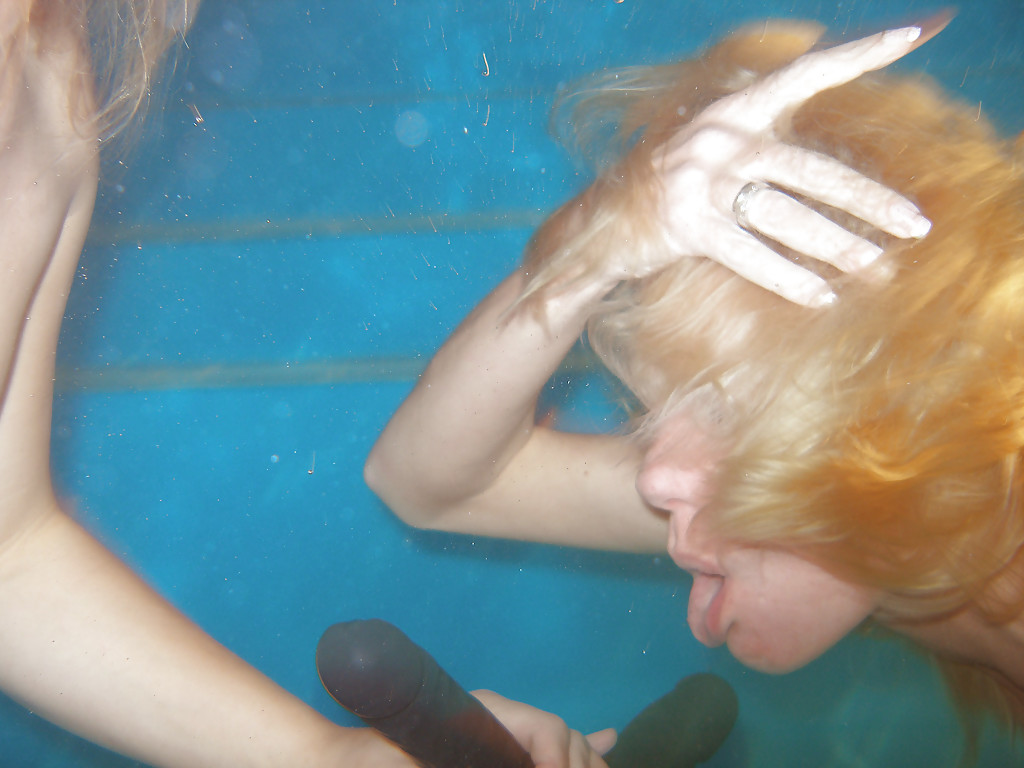 European lesbian pornstars pornstars lick and toy twats underwater in pool foto pornográfica #426807997