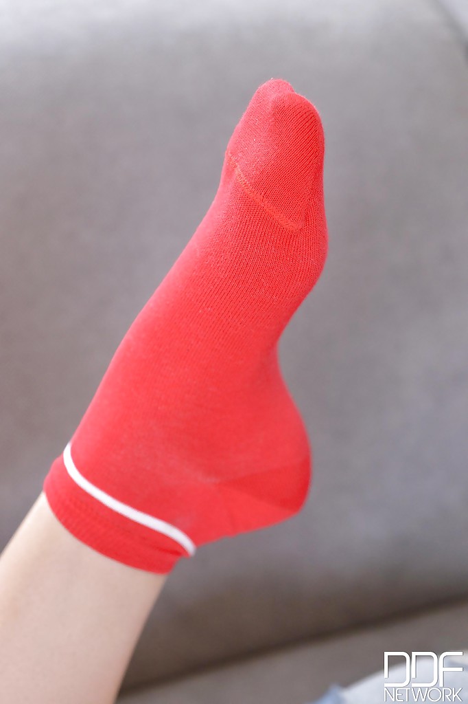 Leggy solo girl Ariana Brown removing socks and glasses before masturbating Porno-Foto #426939105