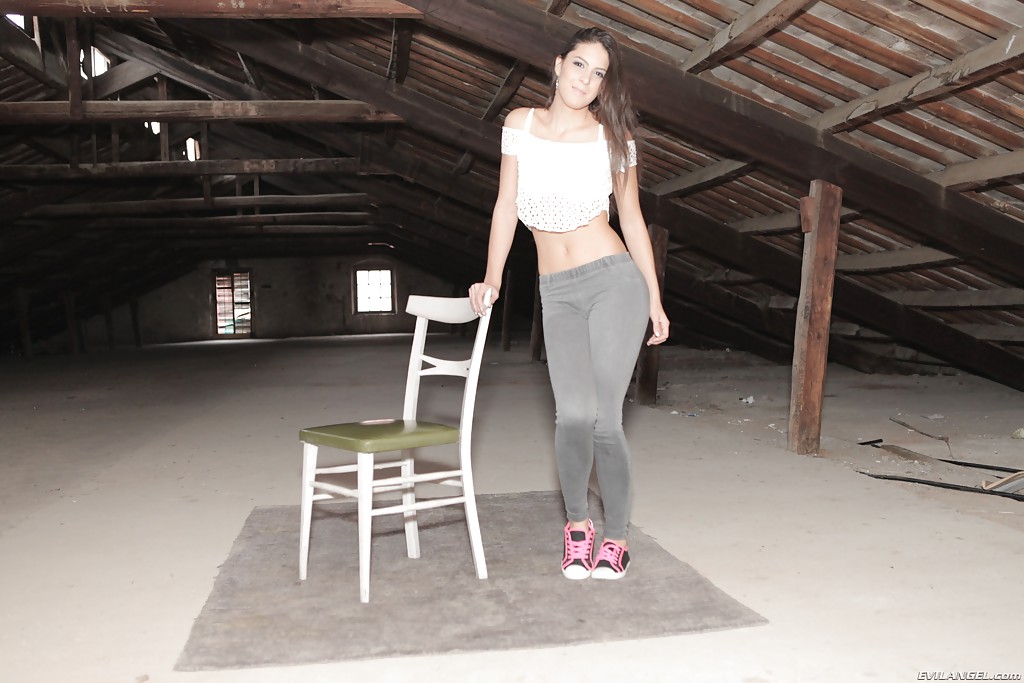 Brunette Euro babe Carolina Abril shedding yoga pants to pose for nude pics foto porno #423507489