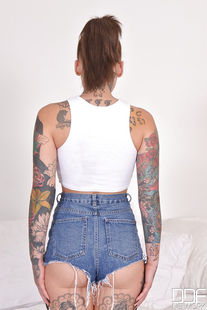 Heavily tattooed alt model Lauren revealing pierced cunt while posing naked 色情照片 #426634364 | Sex Video Casting Pics, Lauren Brock, Tattoo, 手机色情