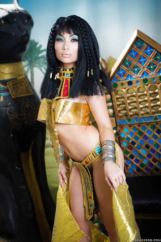 Brunette coed Rina Ellis freeing bare ass from Cleopatra outfit 色情照片 #422707591