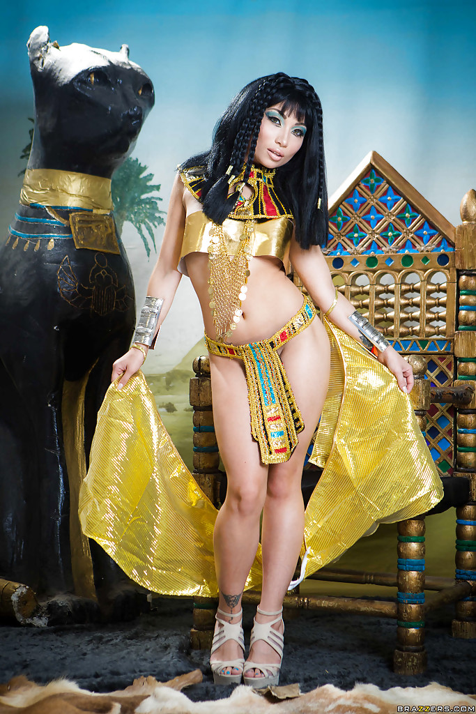 Brunette coed Rina Ellis freeing bare ass from Cleopatra outfit 포르노 사진 #422707596