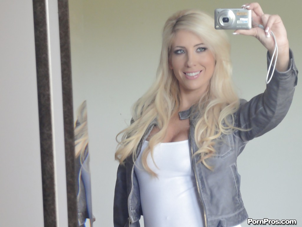 Platinum blonde beauty Tasha Reign taking selfies while getting naked foto porno #427049121