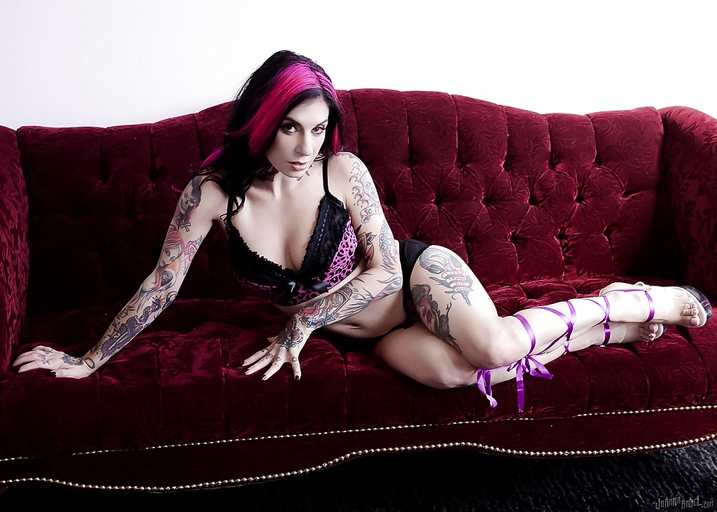 Tattoo model Joanna Angel removes sexy lingerie to pose nude on velour couch foto pornográfica #426685728