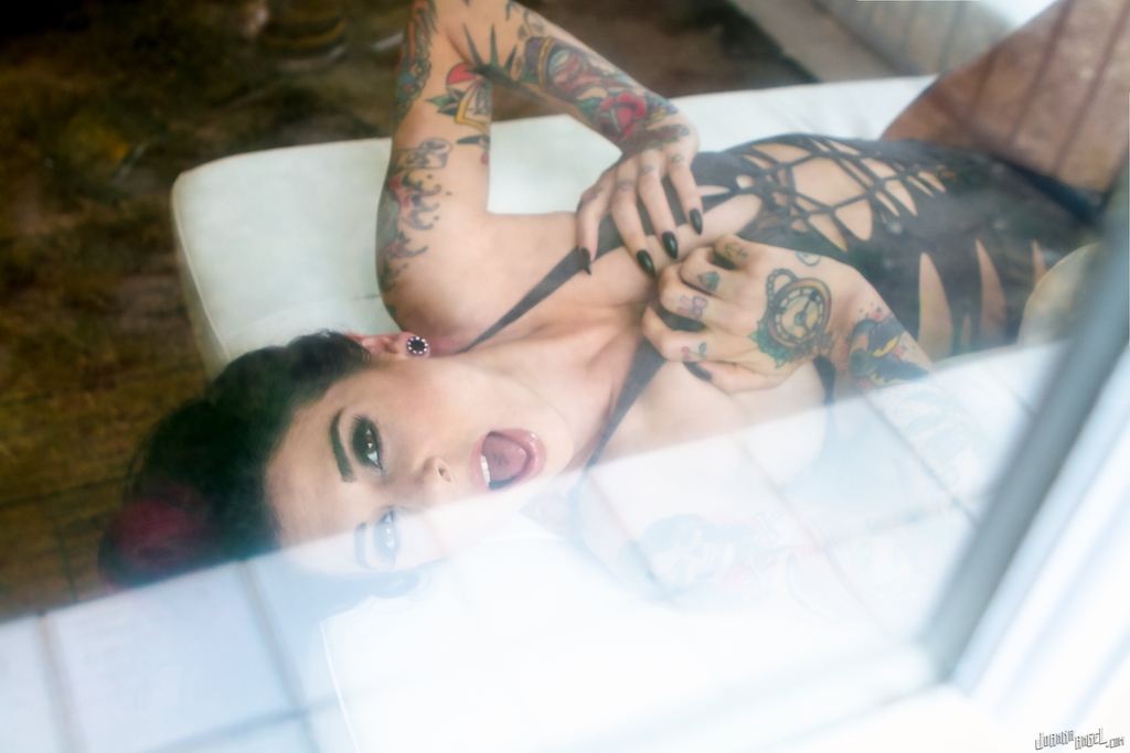 Heavily tattooed model Joanna Angel slips off her sensual black onesie foto porno #428954703