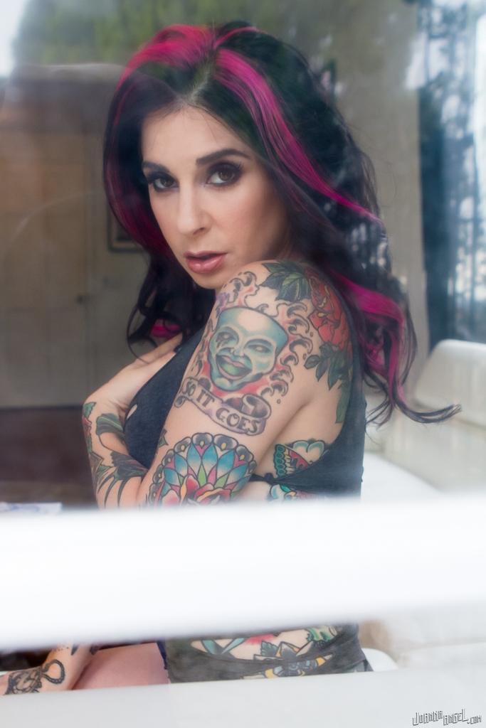 Heavily tattooed model Joanna Angel slips off her sensual black onesie foto porno #428954723