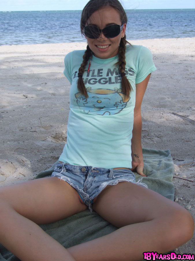 Sweet teen girl Alexiss Capri showing off nice ass in thong underwear on beach foto porno #424667126