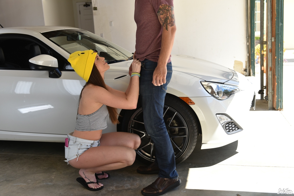 Young girl Jenna Jay giving guy a blowjob in parking garage foto porno #424565222