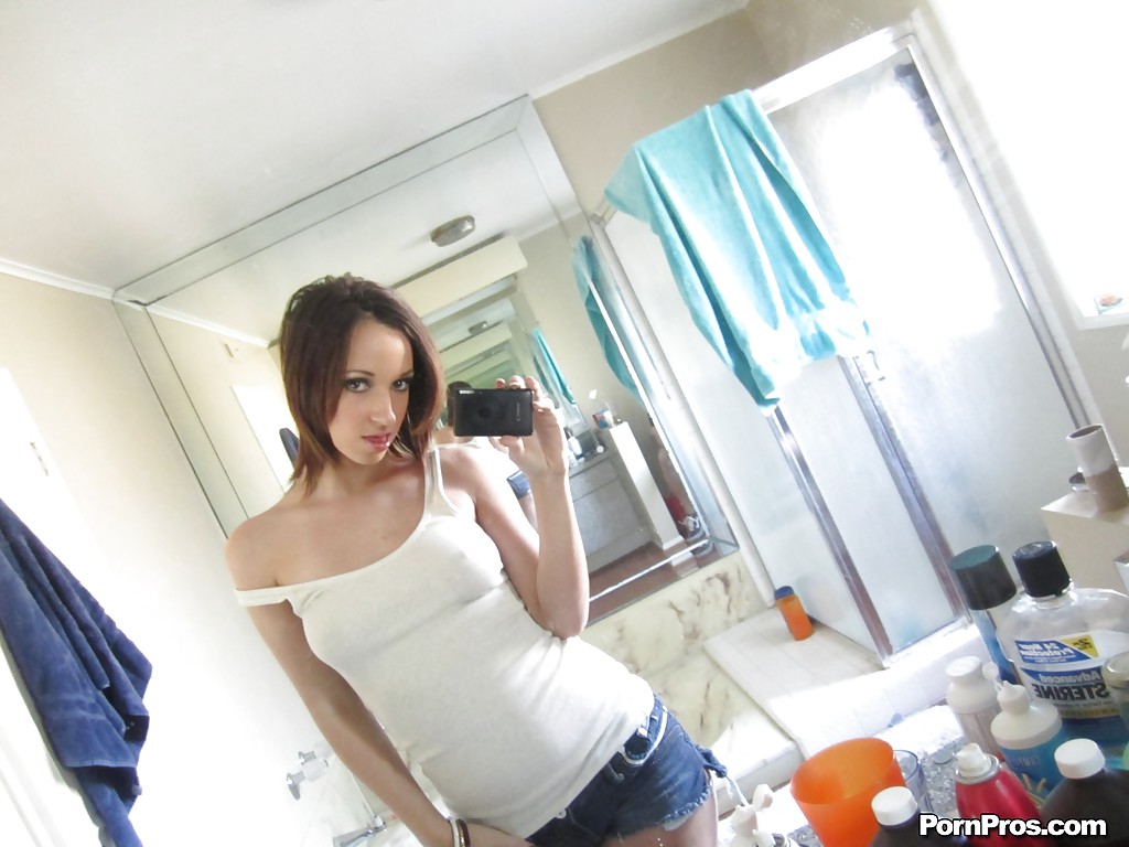 Lex-petite amie et star du porno Jada Stevens se déshabille pour des selfies nus