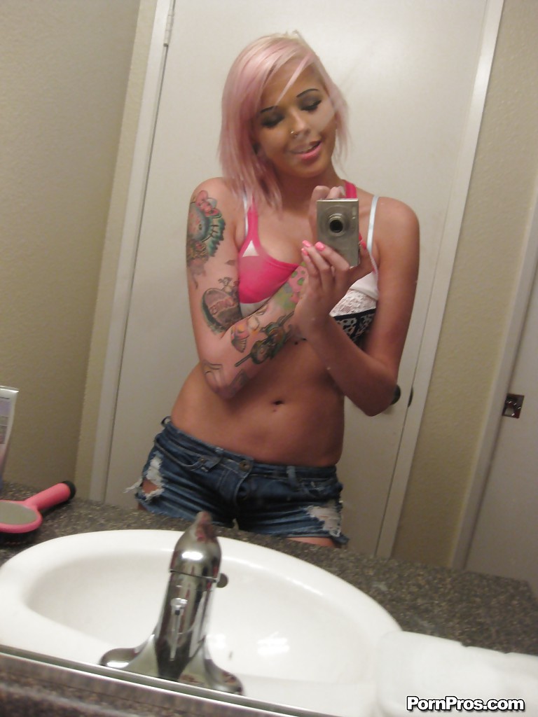 Pretty ex-girlfriend Hayden snapping off nude selfies in her bathroom foto porno #424806158