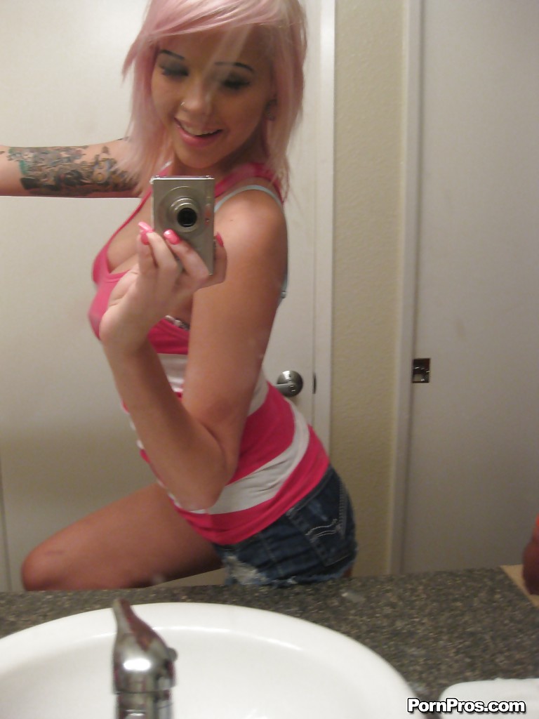 Pretty ex-girlfriend Hayden snapping off nude selfies in her bathroom foto porno #424727651 | Real Ex Girlfriends Pics, Hayden, Selfie, porno ponsel