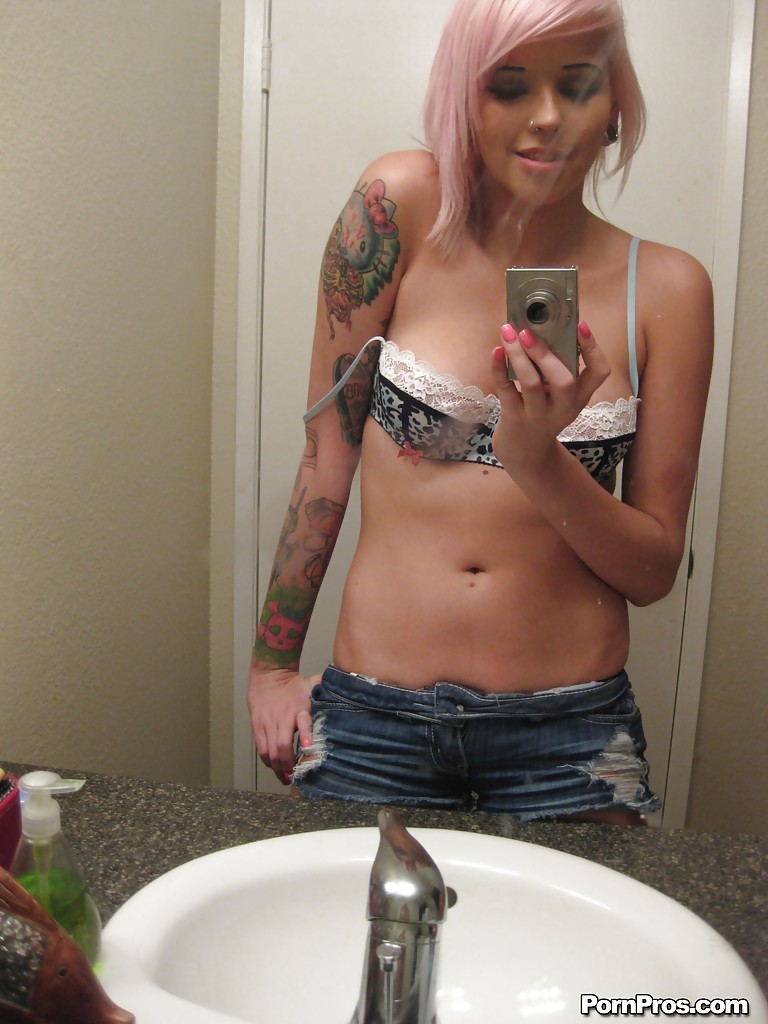 Pretty ex-girlfriend Hayden snapping off nude selfies in her bathroom foto porno #424806192