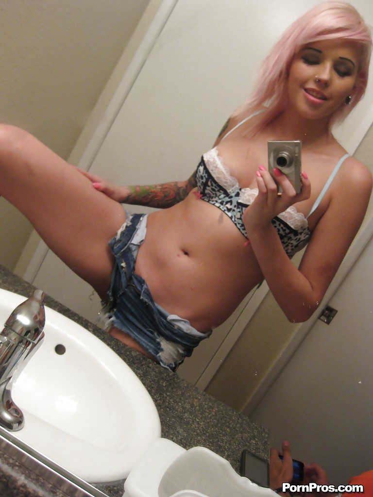 Pretty ex-girlfriend Hayden snapping off nude selfies in her bathroom foto pornográfica #424806200 | Real Ex Girlfriends Pics, Hayden, Selfie, pornografia móvel