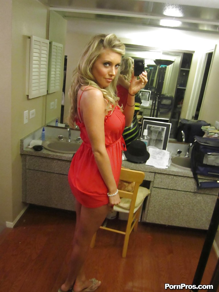 Blonde girlfriend Samantha Saint reveals her big tits and an excellent ass 色情照片 #425908632