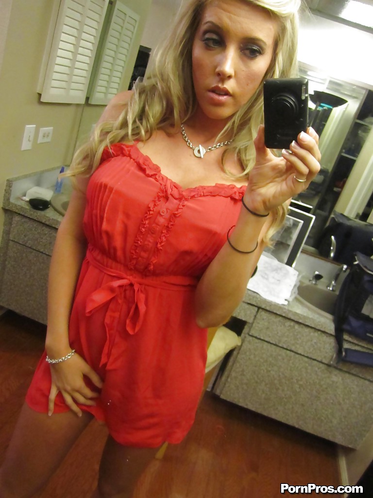 Blonde girlfriend Samantha Saint reveals her big tits and an excellent ass 포르노 사진 #425908634