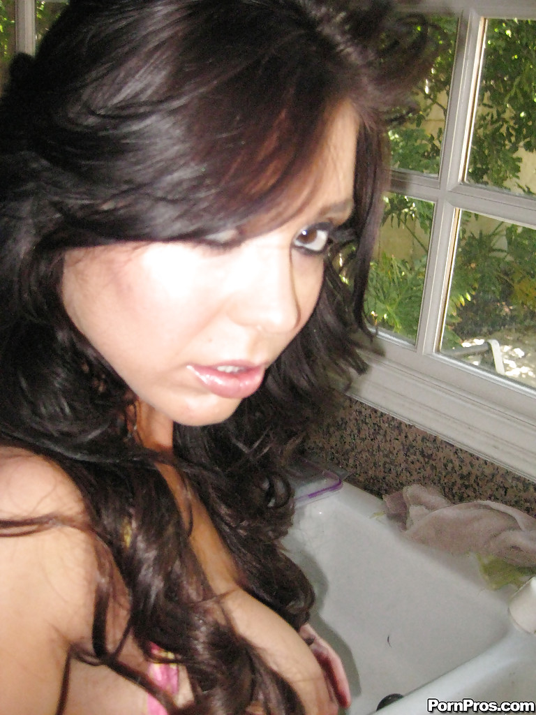 Brunette ex-girlfriend Beverly Hills flashing big natural tits in kitchen 色情照片 #428255180