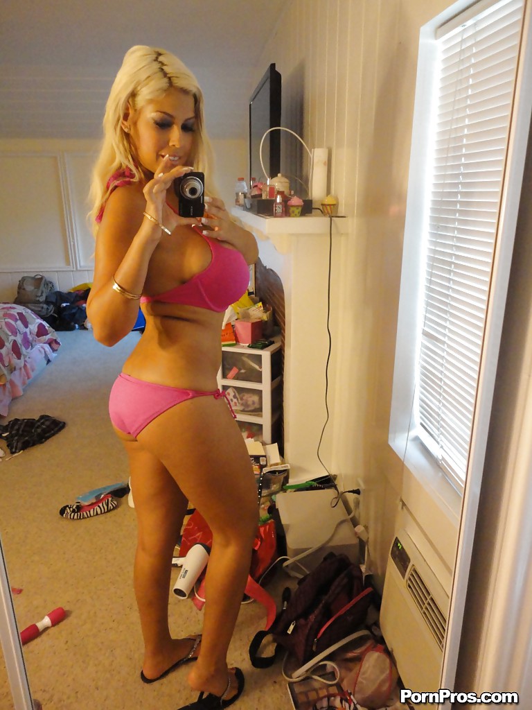 Blonde Latina bombshell Bridgette B peeling off pretties for nude selfie Porno-Foto #426439127
