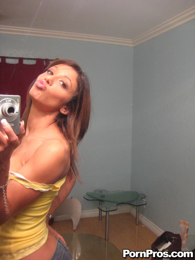 Ex-gf Priscilla Milan uncovers her big boobs while taking mirror selfies foto porno #428612612