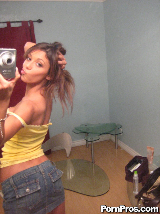 Ex-gf Priscilla Milan uncovers her big boobs while taking mirror selfies foto porno #428612618