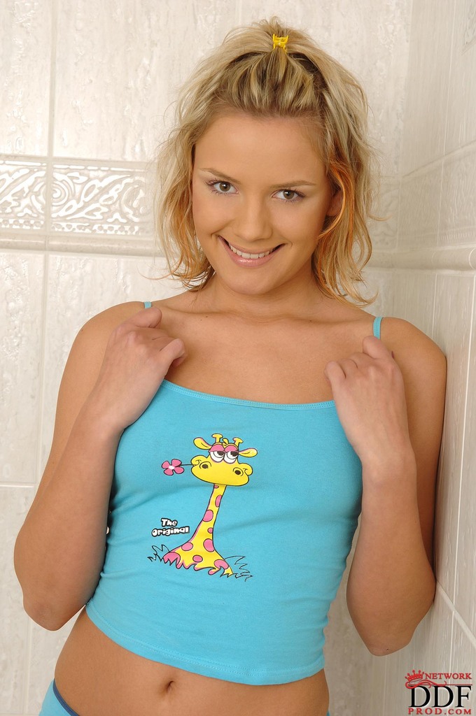 Cute blonde teen pleases her horny pussy with stream of water from showerhead foto porno #427496271 | Euro Teen Erotica Pics, Regina, Shower, porno móvil