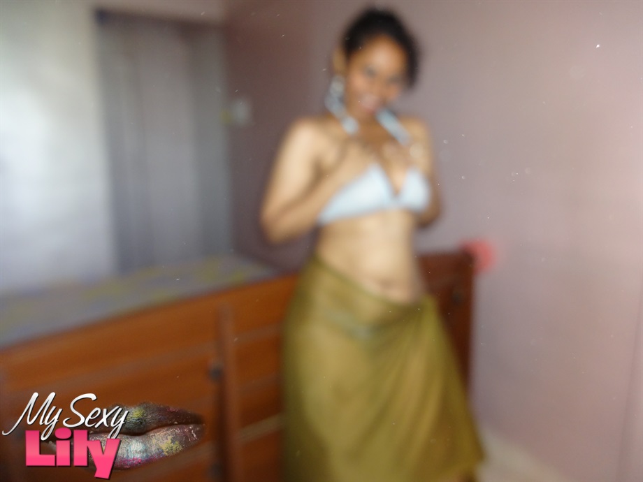Indian woman lets a boob slip loose from her bra while being a tease ポルノ写真 #425165618