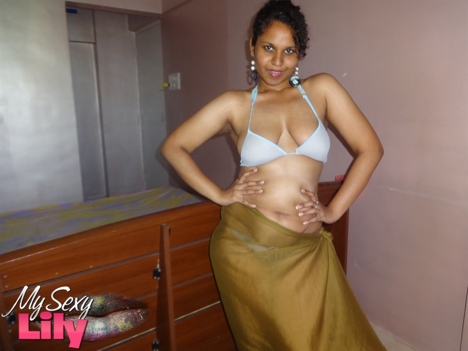 Indian woman lets a boob slip loose from her bra while being a tease foto porno #424749184