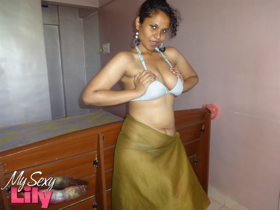 Indian woman lets a boob slip loose from her bra while being a tease ポルノ写真 #425165633