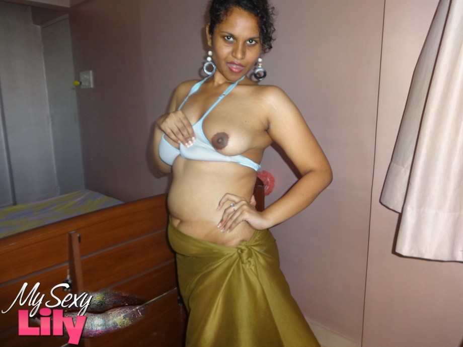 Indian woman lets a boob slip loose from her bra while being a tease foto porno #425165649