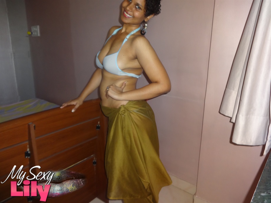 Indian woman lets a boob slip loose from her bra while being a tease zdjęcie porno #425165664 | My Sexy Lily Pics, Sexy Lily, Indian, mobilne porno