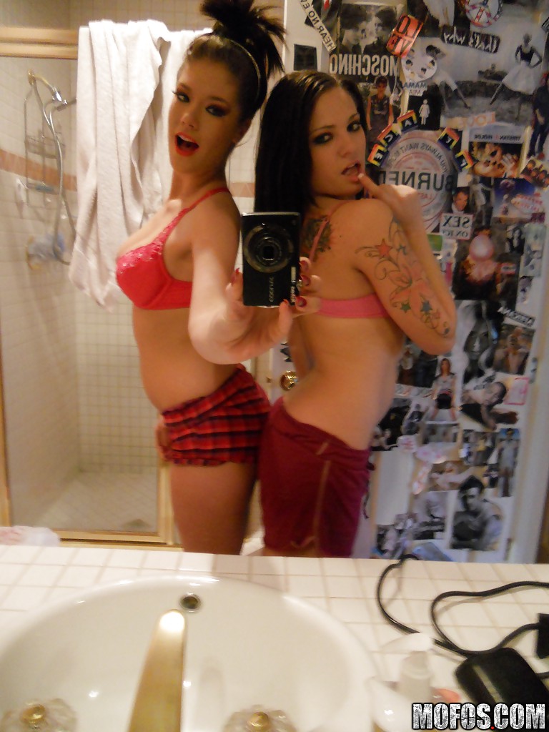 Amateur hotties posing naked and taking photos of themselves ポルノ写真 #427047480