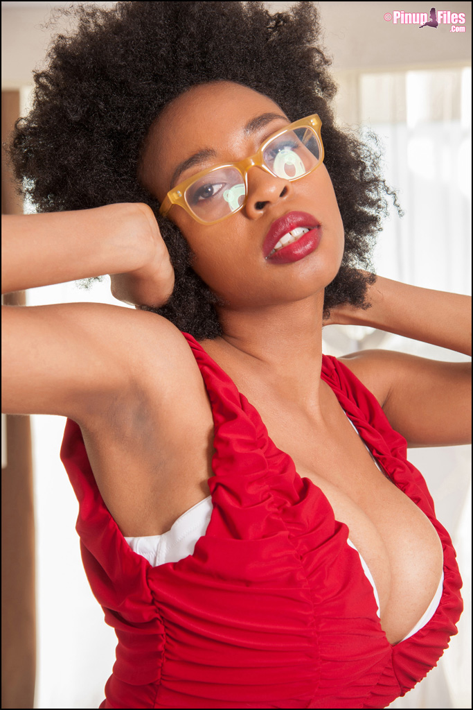 Ravishing ebony babe in glasses uncovering her massive boobs foto porno #423806298