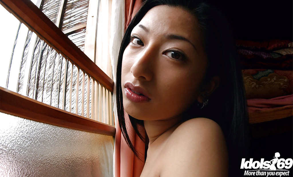 Graceful asian babe Ran Asakawa slipping off her lingerie Porno-Foto #427032814