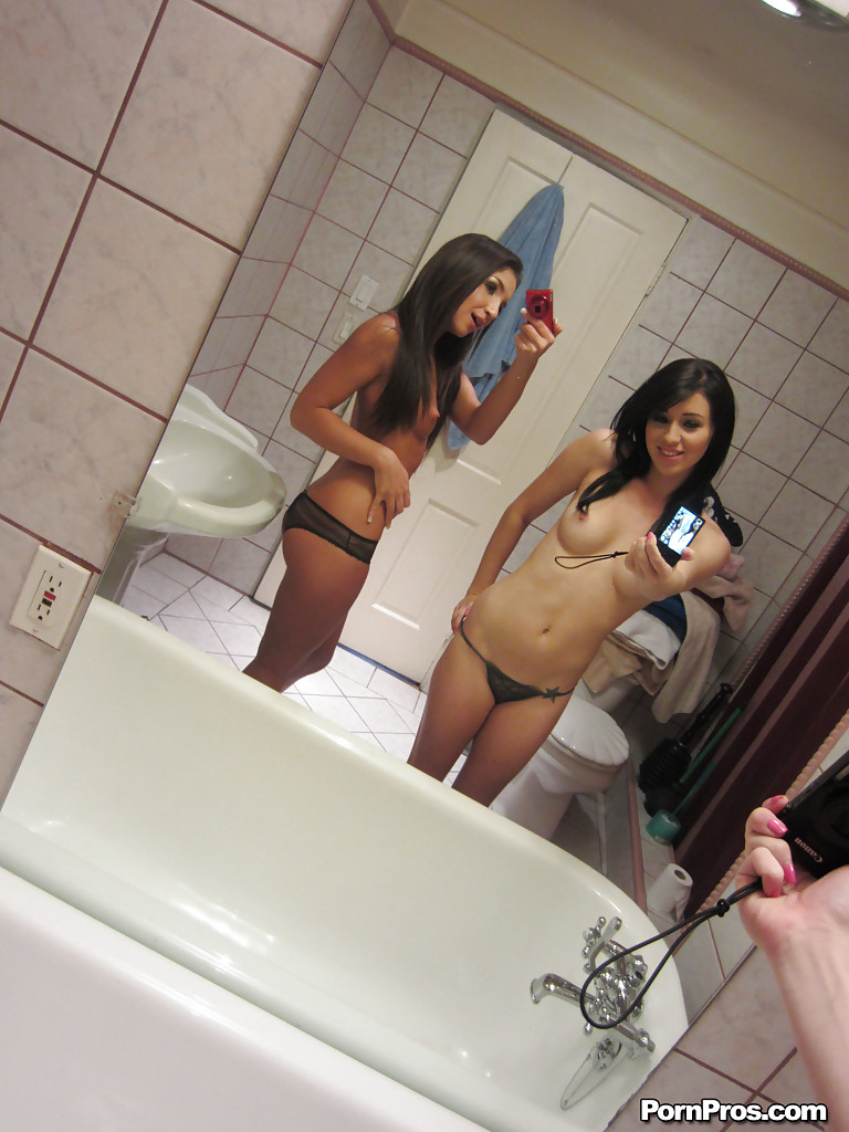 Hot teen Megan Piper and her friend posing naked and picturing themselves foto pornográfica #424780316 | Teen BFF Pics, Megan Piper, Bath, pornografia móvel