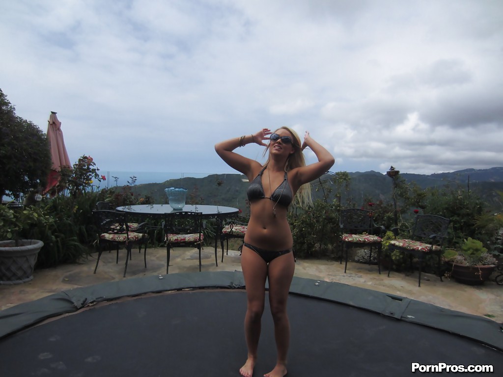 Curvy teen blonde with big jugs Alexis Monroe slipping off her bikini foto porno #428415312