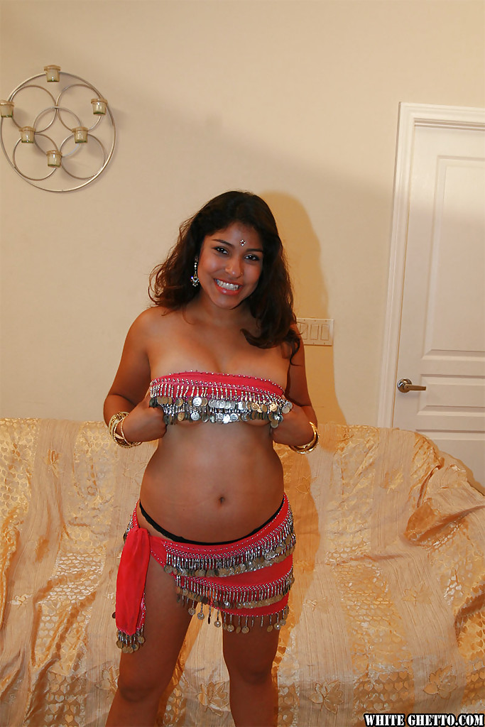 CHubby indian chick uncovering her nice jugs and shaggy pussy Porno-Foto #425140040