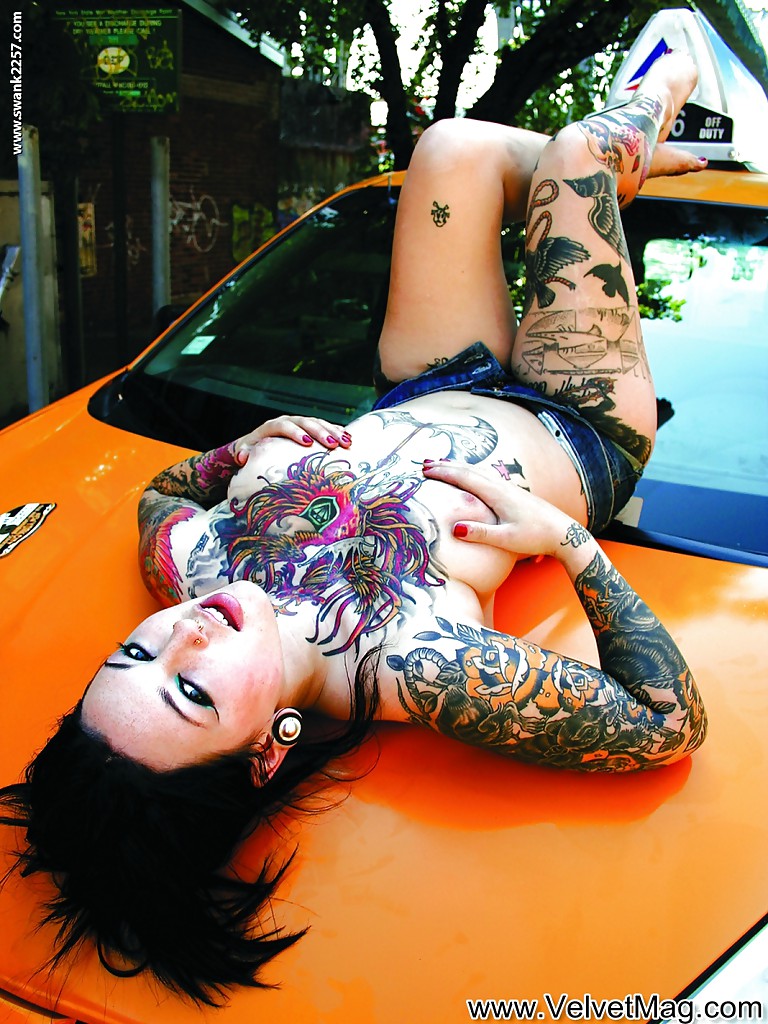 Tattooed Adahlia Diamante masturbating her cunt by her shoe outdoor foto porno #428754264