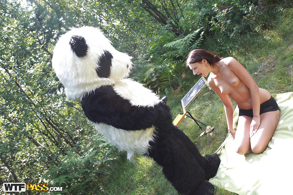 Naughty teen cutie with svelte body have some fun with a panda toy outdoor 色情照片 #425723047