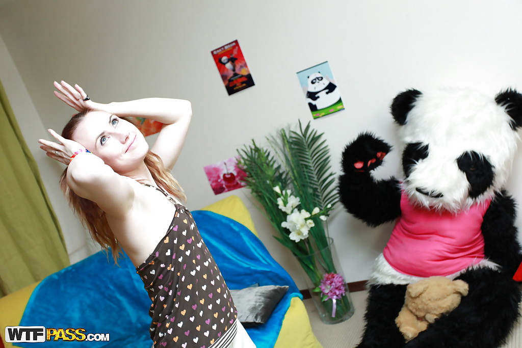 Horny teen pleasing her shaved cunt playing with her panda toy 色情照片 #428527565