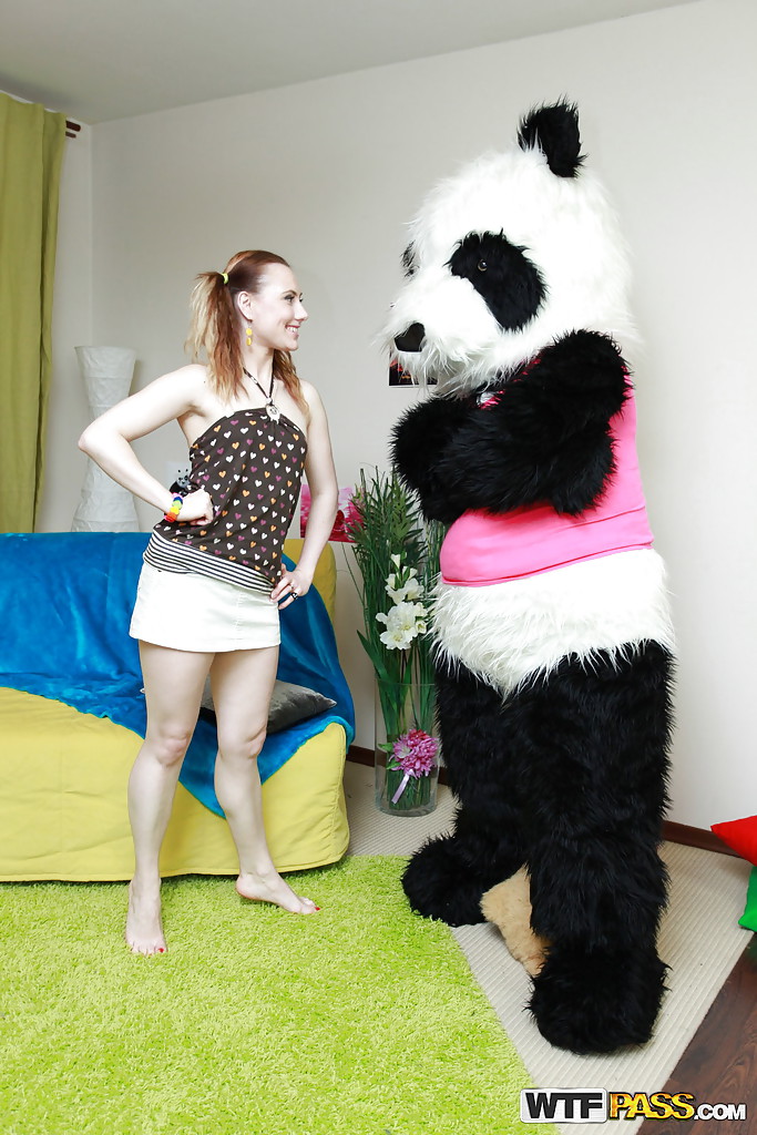 Horny teen pleasing her shaved cunt playing with her panda toy Porno-Foto #428527566