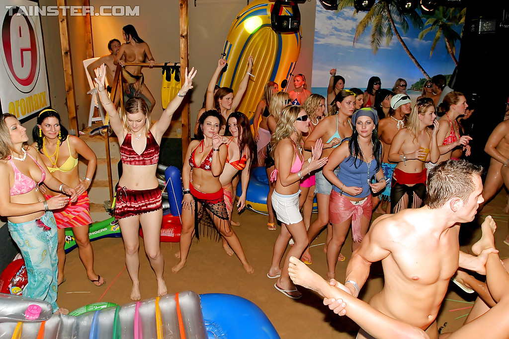 Lecherous ladies in bikinis have some groupsex fun at the wild party foto porno #427231568