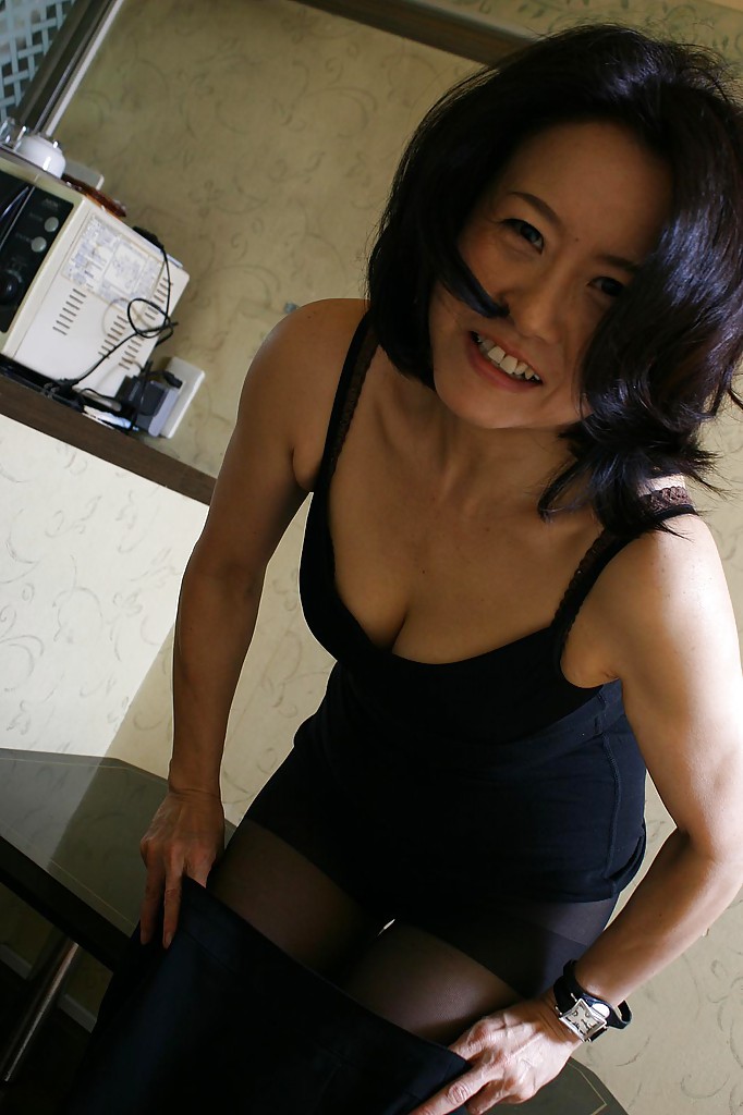 Junko Sakashita makes some cock sucking and pussy masturbating action Porno-Foto #423974052
