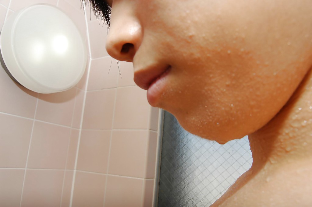 Asian babe with neat ass Chiharu Moriya taking bath and caressing herself foto porno #428380018