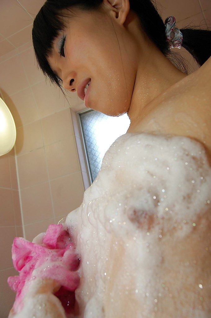 Asian babe with neat ass Chiharu Moriya taking bath and caressing herself foto pornográfica #428380024