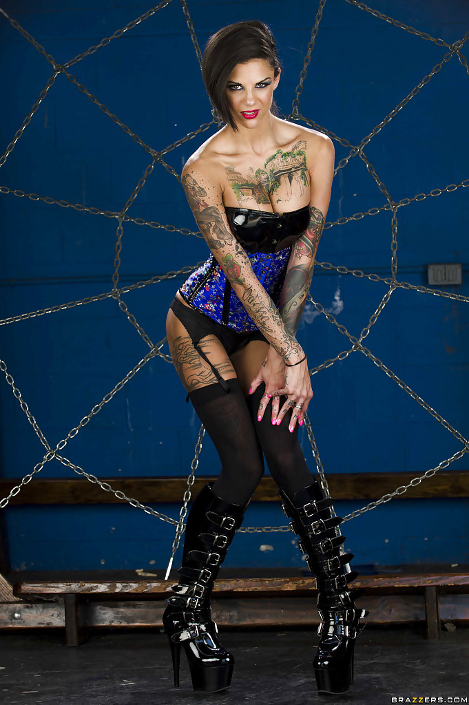 Tattooed vixen Bonnie Rotten getting rid of her sexy lingerie foto porno #426719733